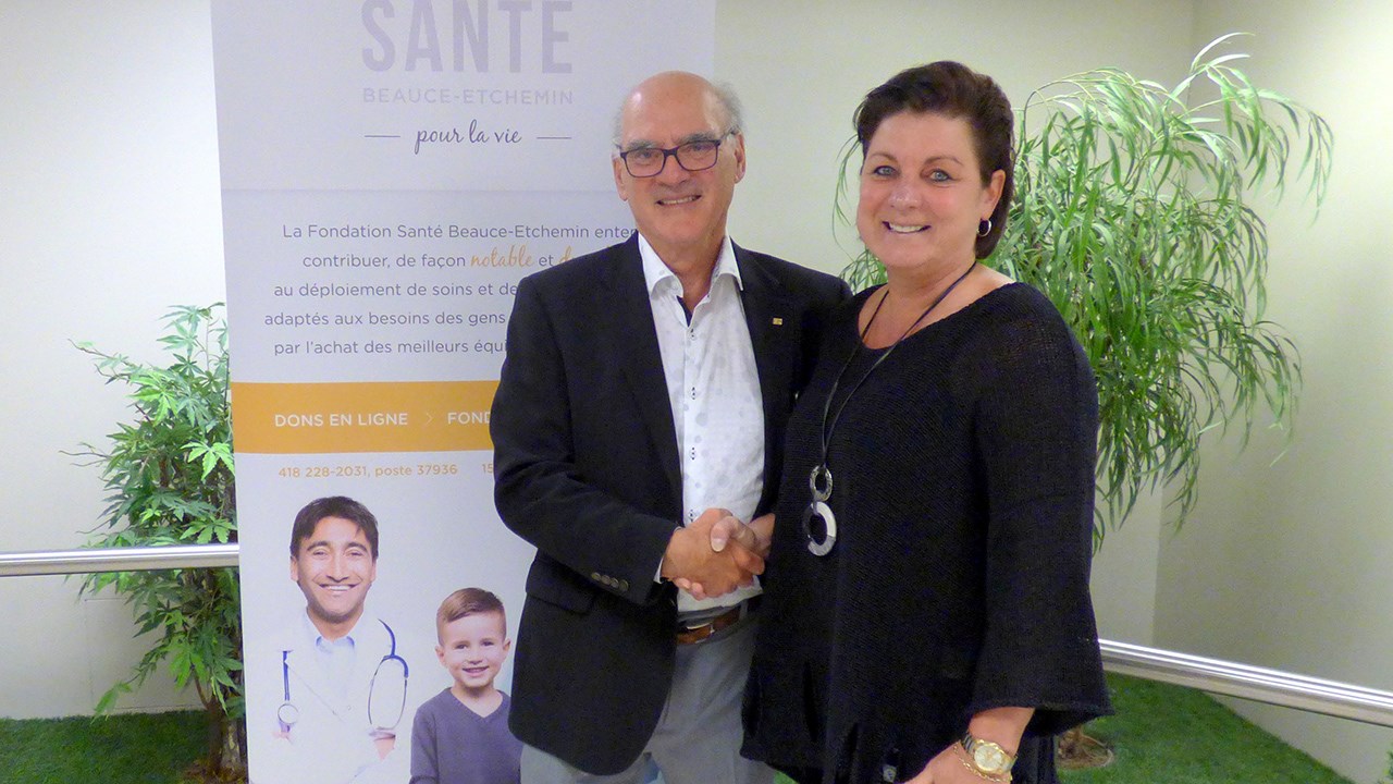 Monsieur Marcel Blouin, bénévole émérite 2017-2018, et madame Manon Veilleux, présidente de la Fondation Santé Beauce-Etchemin (FSBE).