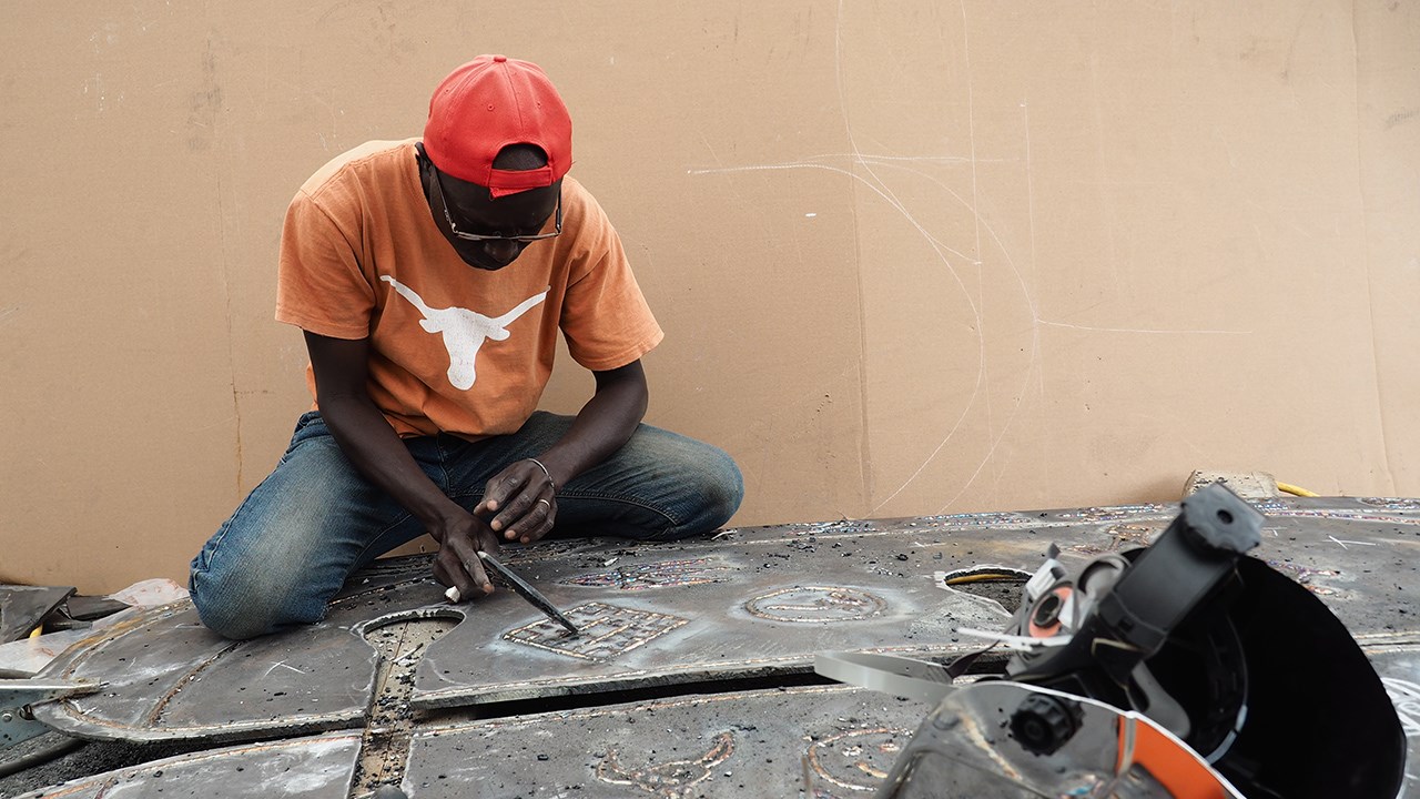 Le sculpteur Gabriel Malou en action.