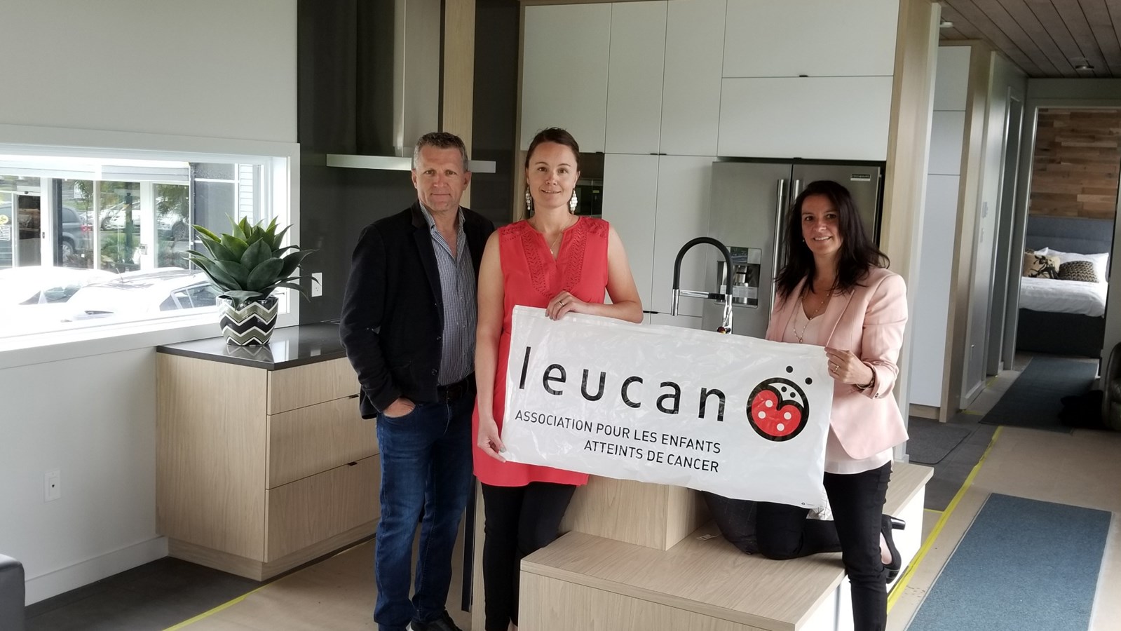 Gilbert Trudeau, président de RCM Modulaire, Isabelle Lessard, gagnante du chalet Leucan, et Mme Nathalie Matte, de Leucan région Québec.