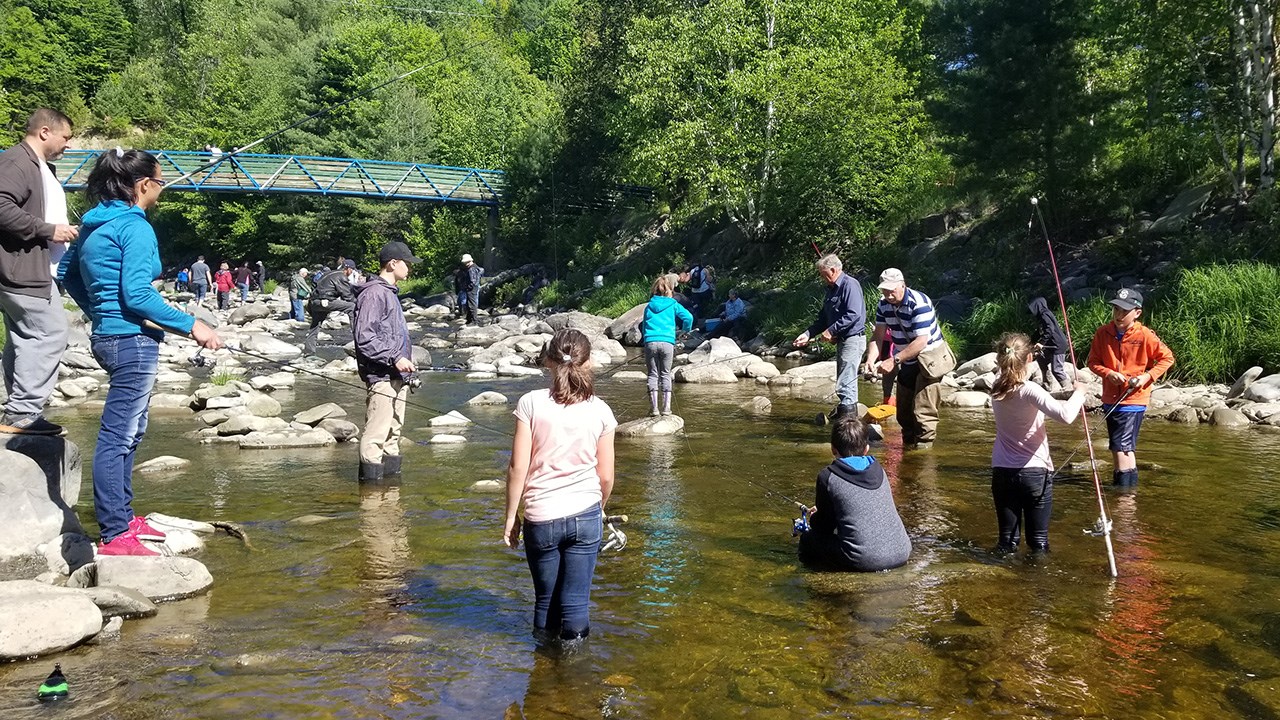 Des milliers de truites pour la Pêche en ville au Parc des Sept-Chutes