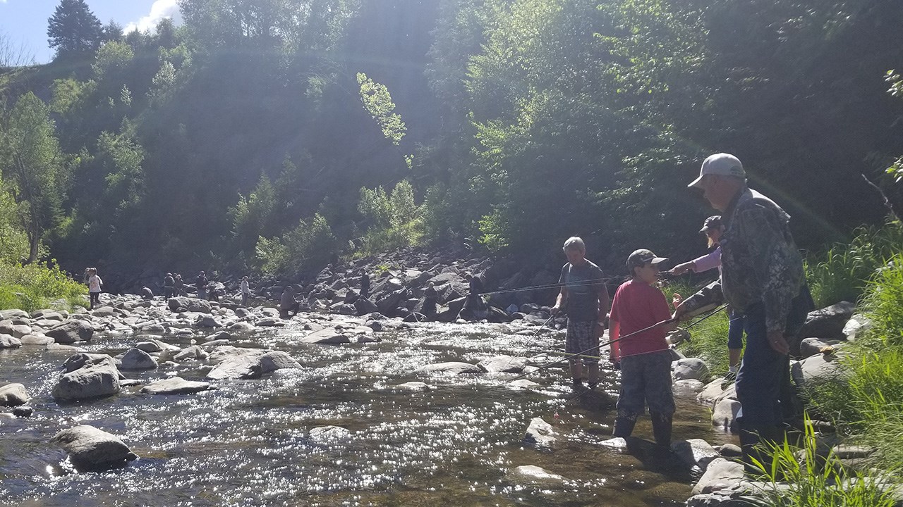 Des milliers de truites pour la Pêche en ville au Parc des Sept-Chutes