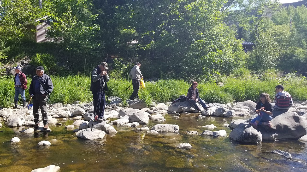 Des milliers de truites pour la Pêche en ville au Parc des Sept-Chutes
