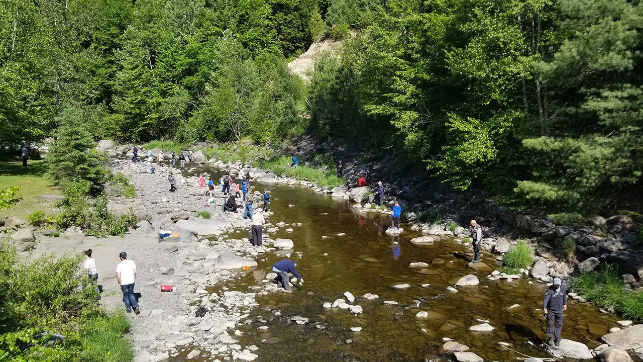 Des milliers de truites pour la Pêche en ville au Parc des Sept-Chutes