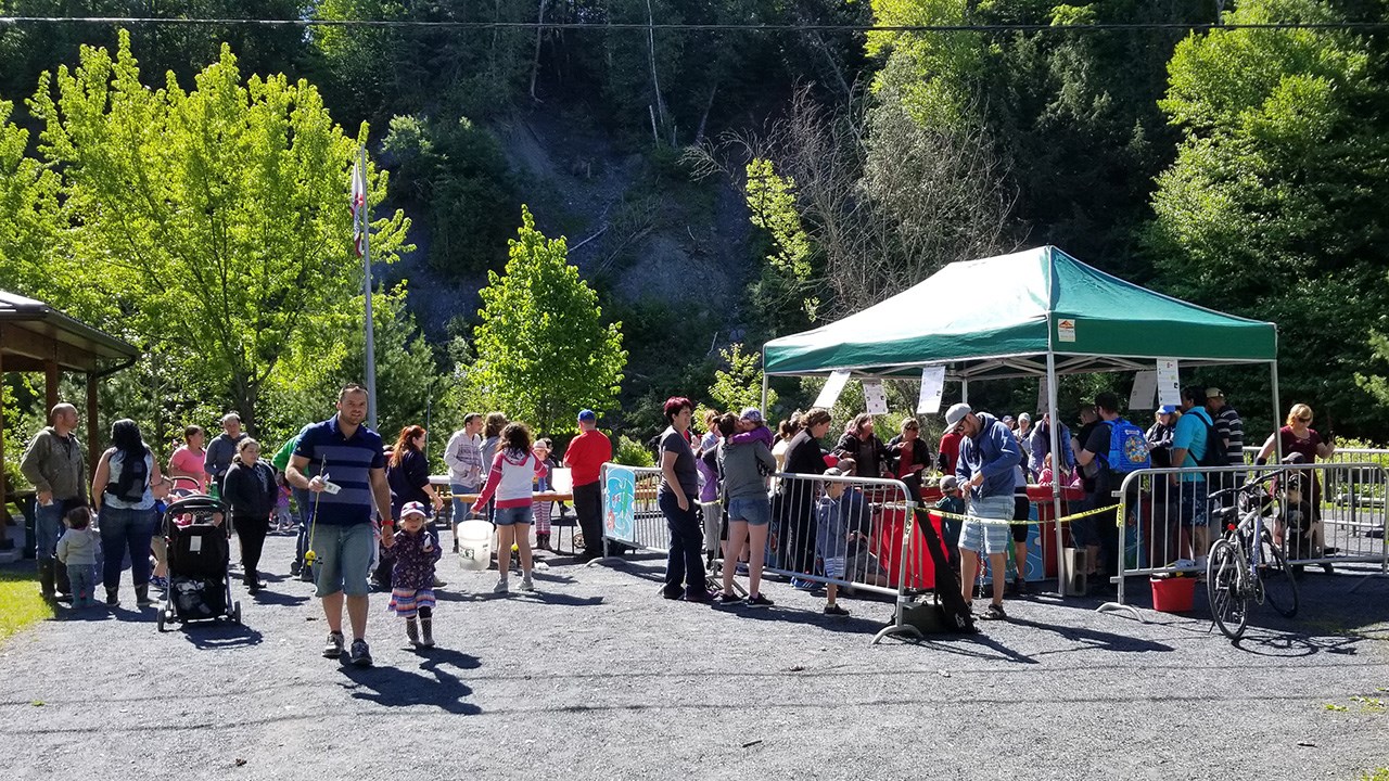 Des milliers de truites pour la Pêche en ville au Parc des Sept-Chutes