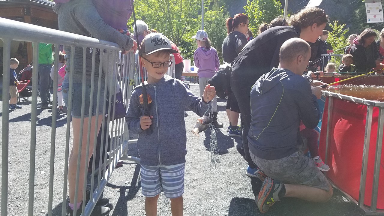 Des milliers de truites pour la Pêche en ville au Parc des Sept-Chutes