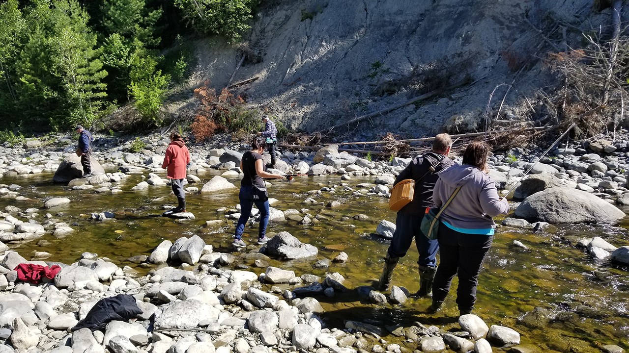 Des milliers de truites pour la Pêche en ville au Parc des Sept-Chutes