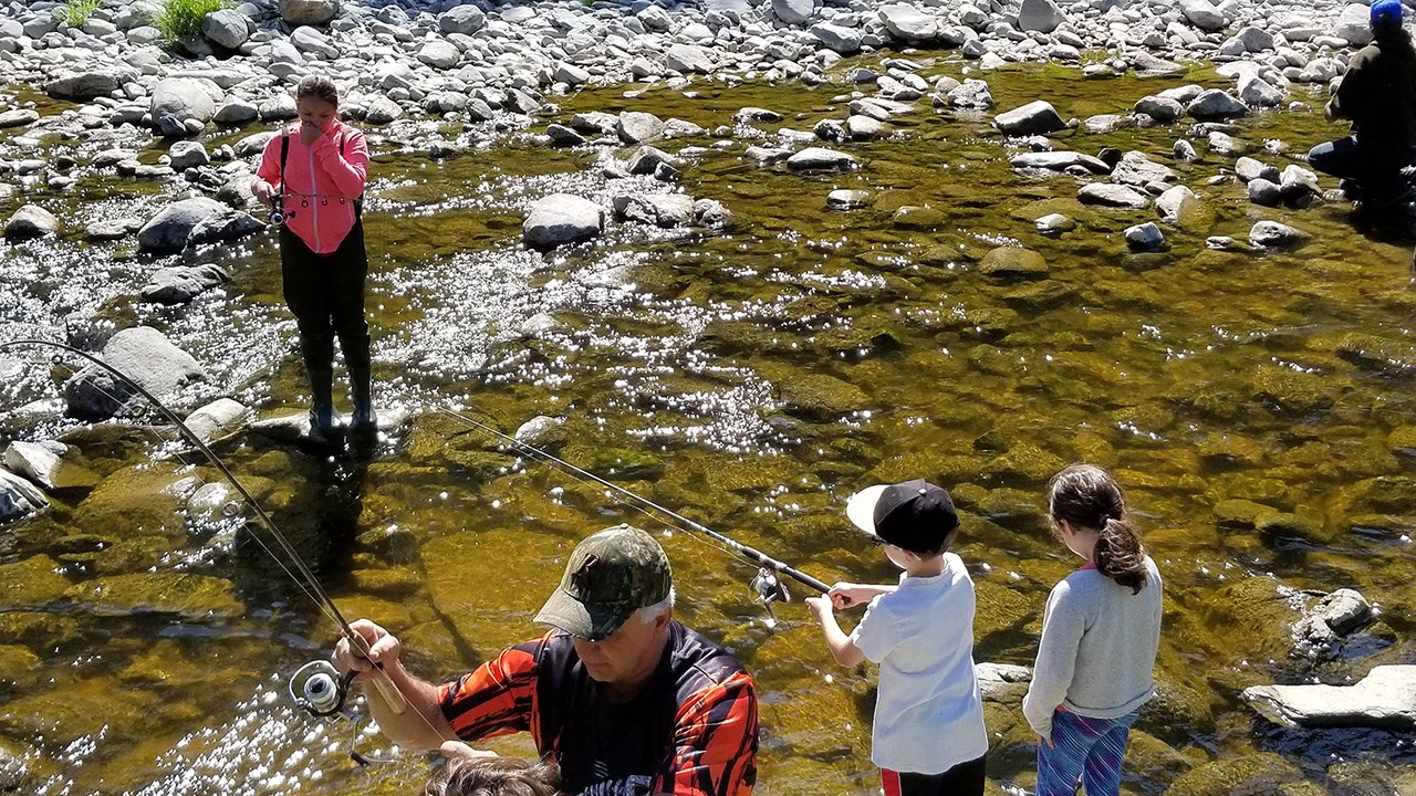 Des milliers de truites pour la Pêche en ville au Parc des Sept-Chutes
