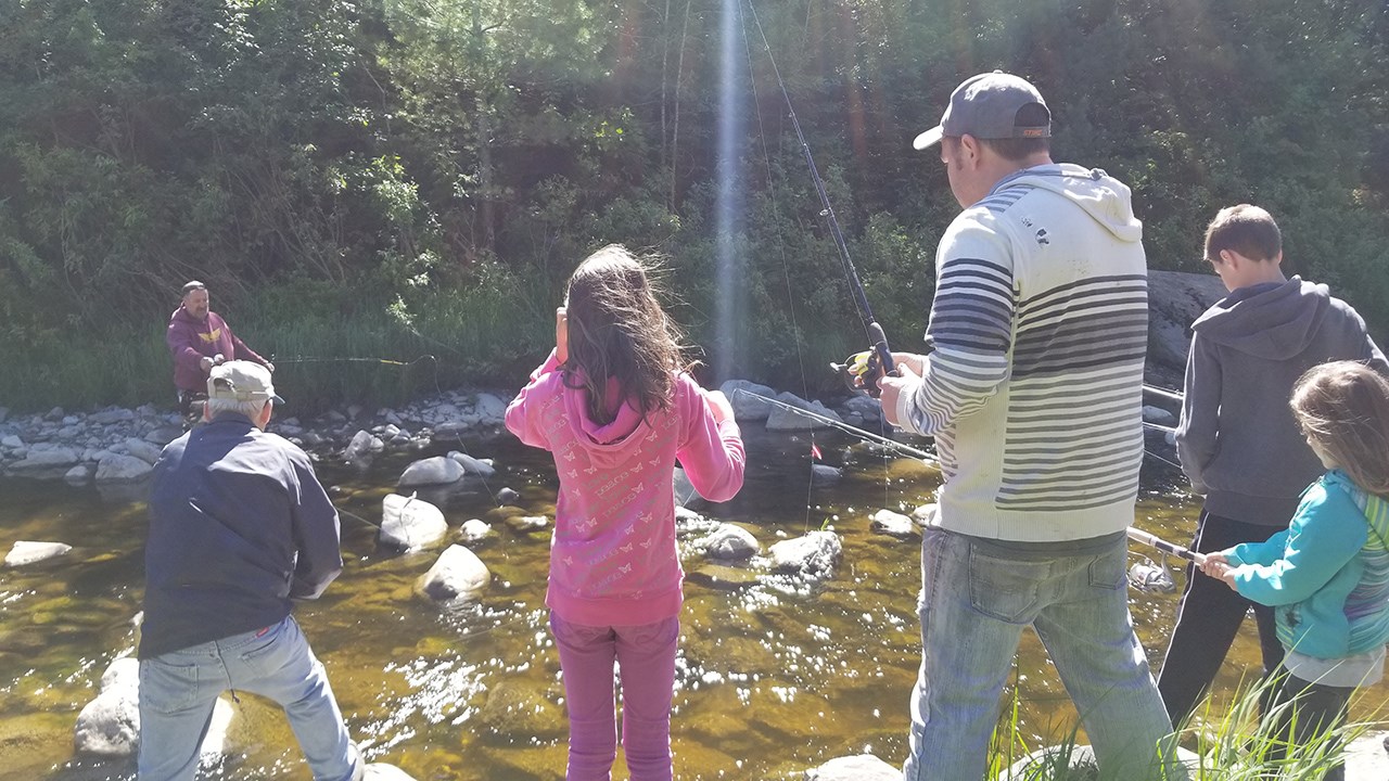 Des milliers de truites pour la Pêche en ville au Parc des Sept-Chutes