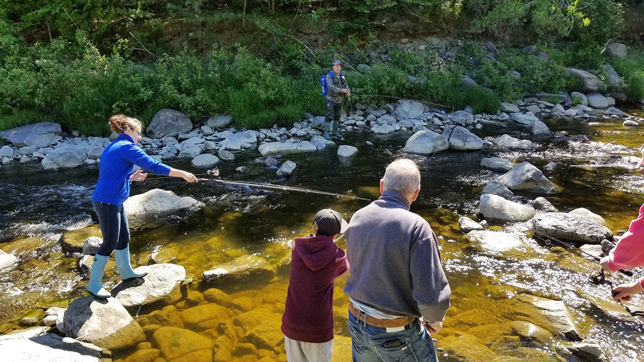 Des milliers de truites pour la Pêche en ville au Parc des Sept-Chutes
