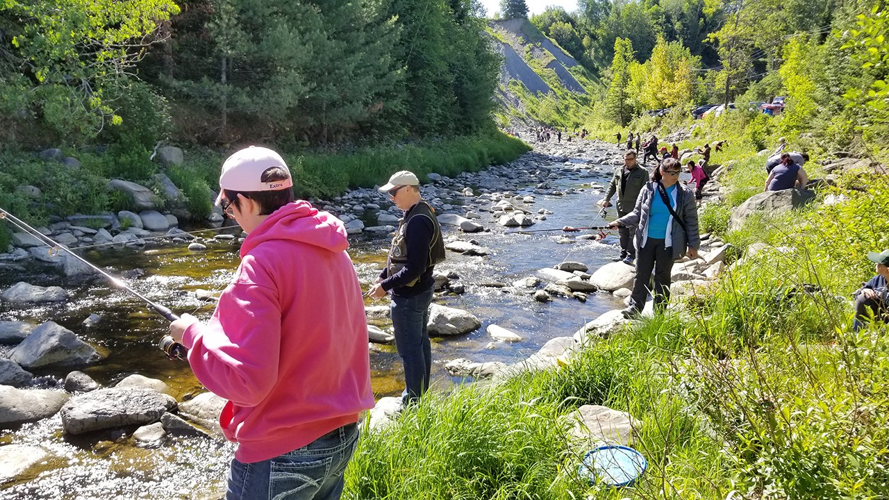 Des milliers de truites pour la Pêche en ville au Parc des Sept-Chutes