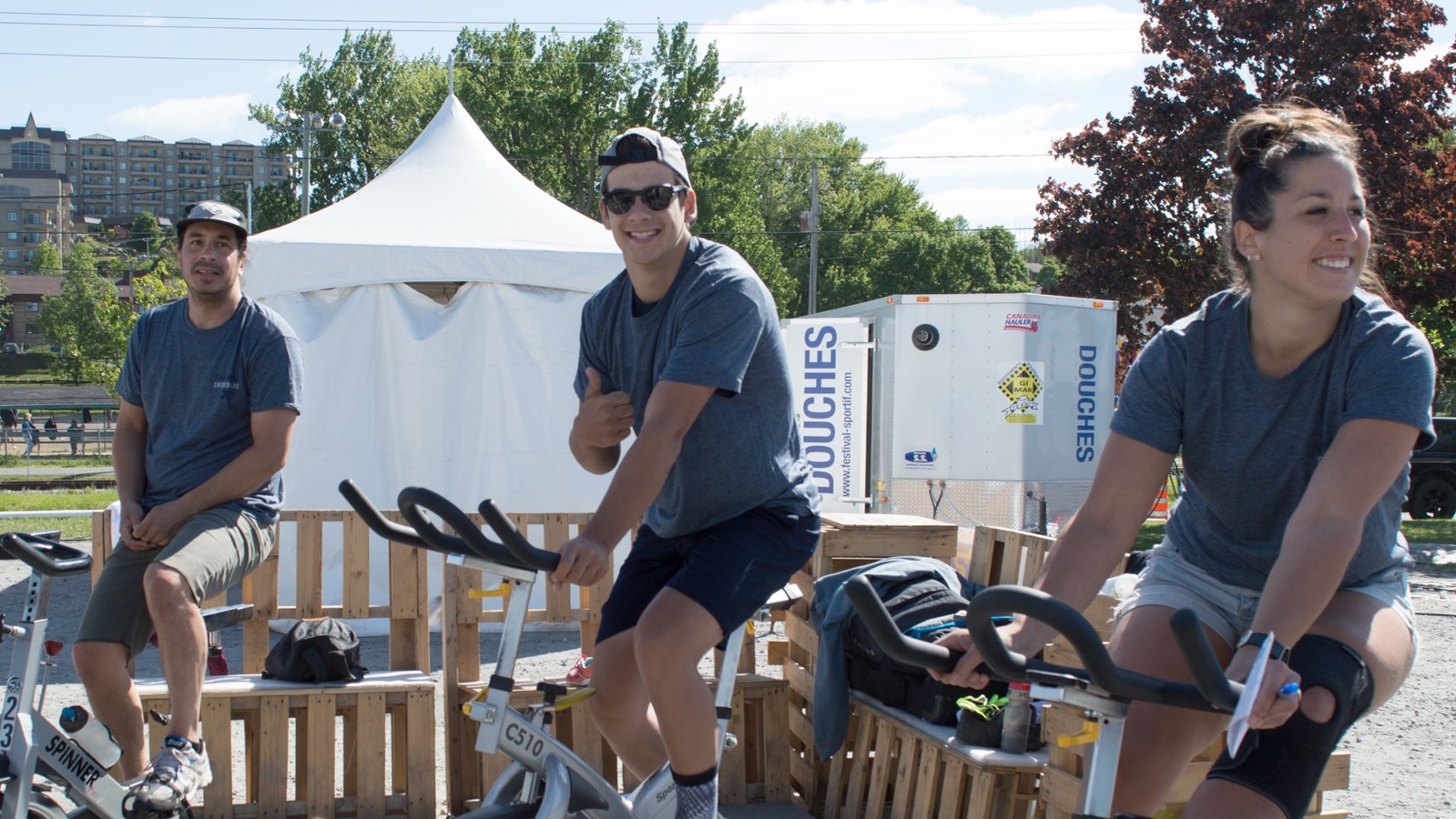 De gauche à droite: Jean-François Grondin, le père d'Éliot, Éliot Grondin, Jade Cantin, organisatrice du 24h de spinning.