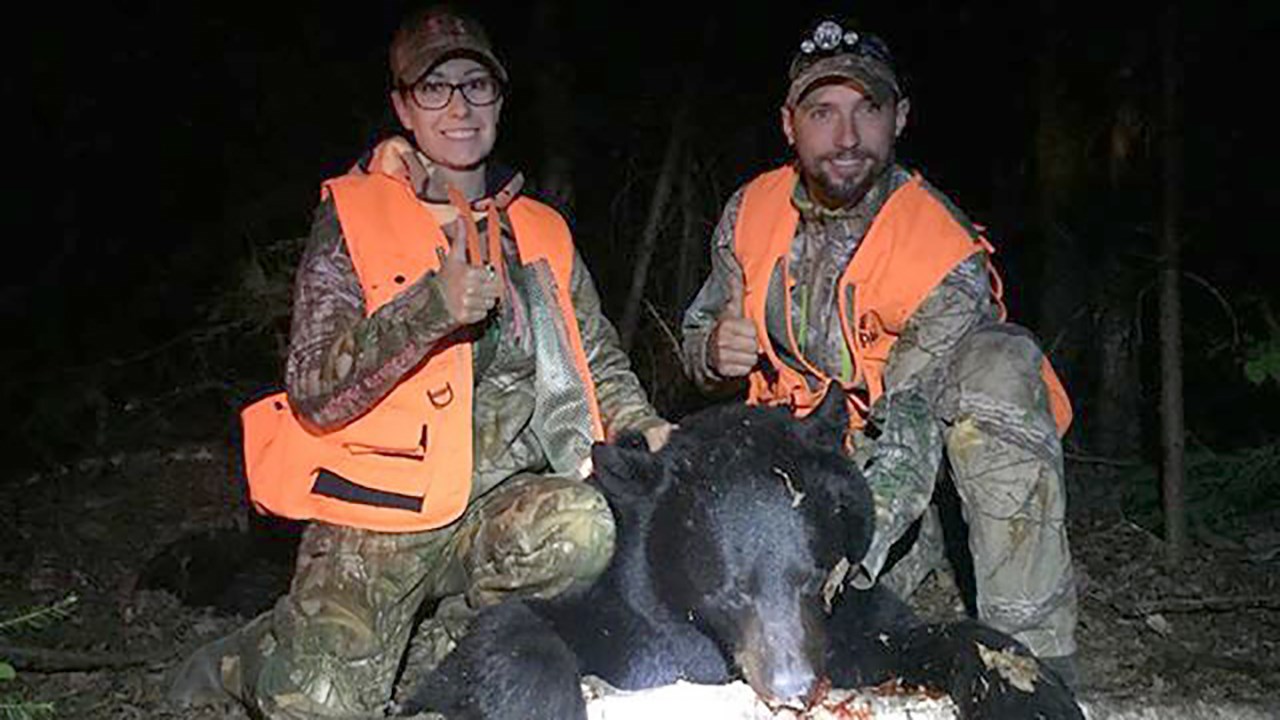 Une jeune femme de la Beauce tue un ours noir de 300 lbs