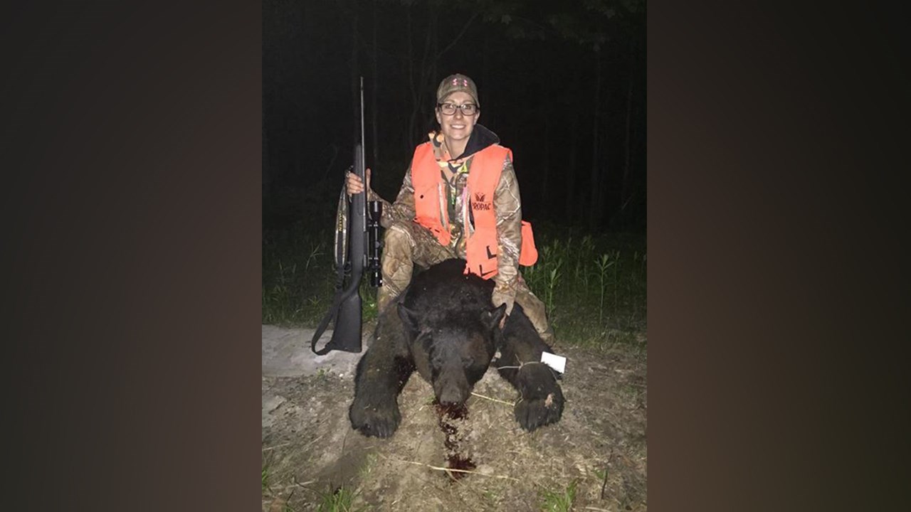Une jeune femme de la Beauce tue un ours noir de 300 lbs