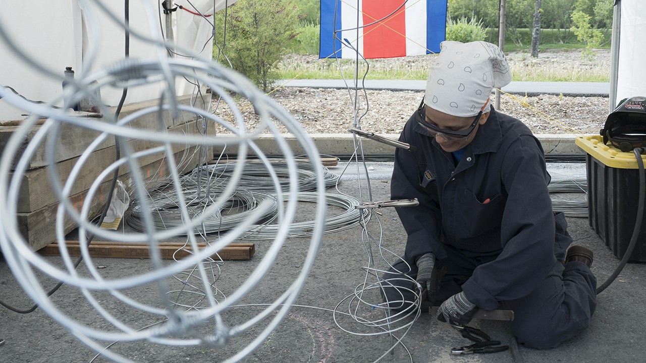 La sculptrice Cynthia Saenz en action.