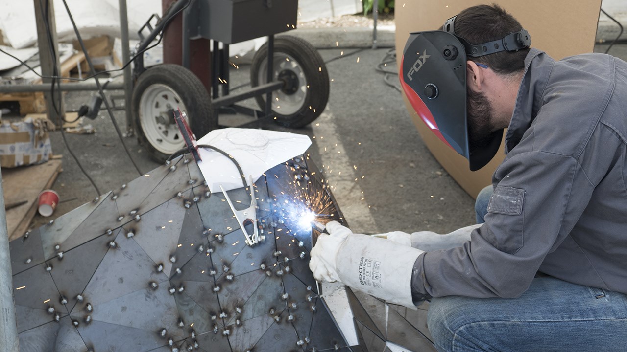 Le sculpteur Daniel Pérez Suárez en action.