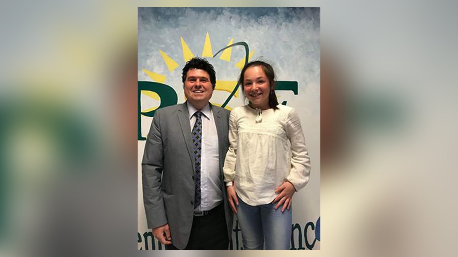 Daphnée Drouin accompagnée du directeur de la polyvalente M. Robin Rodrigue.