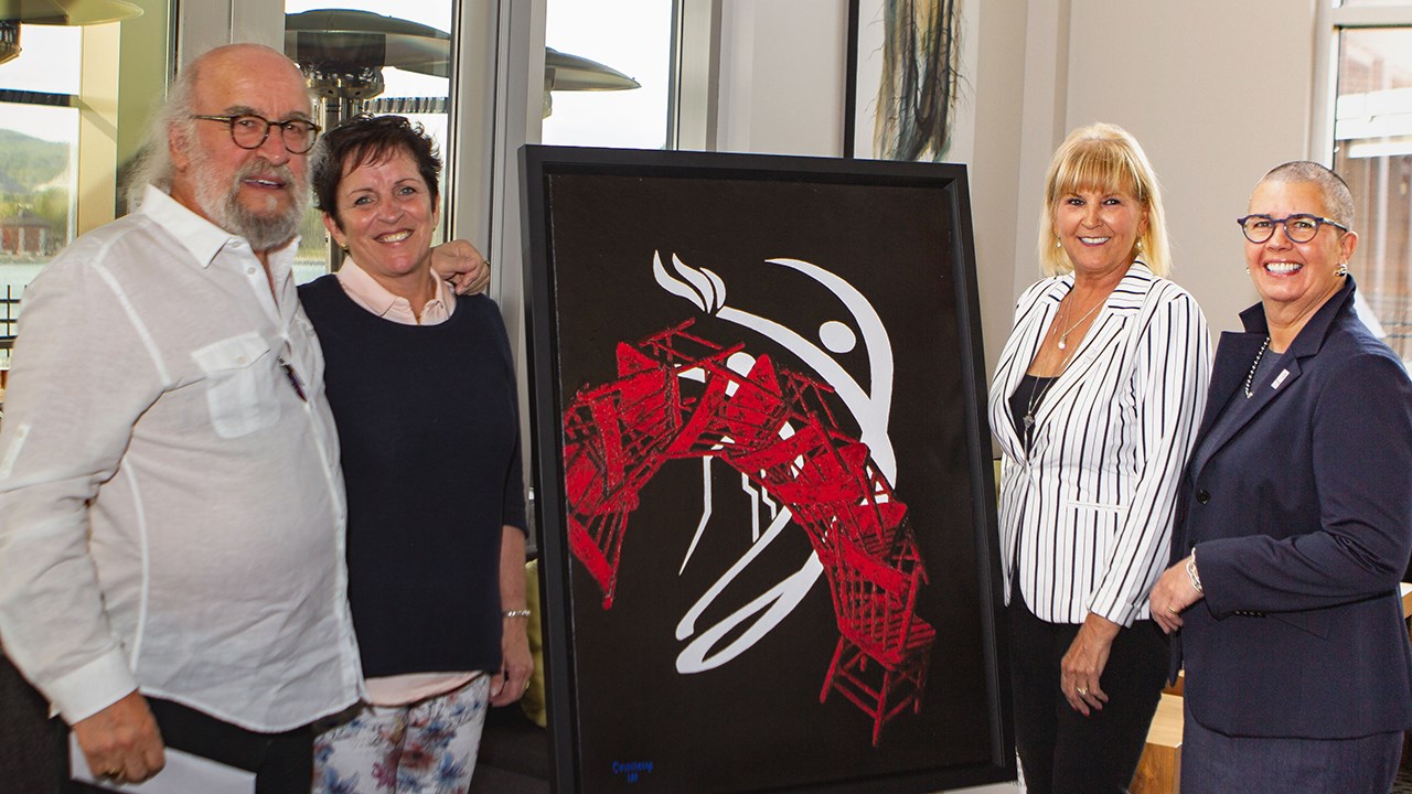 Denis Courchesne, artiste gagnant, Guylaine Dubuc, présidente du Conseil d’administration, Kathleen Landry et Line St-Jacques, directrices bénévoles du protocole.