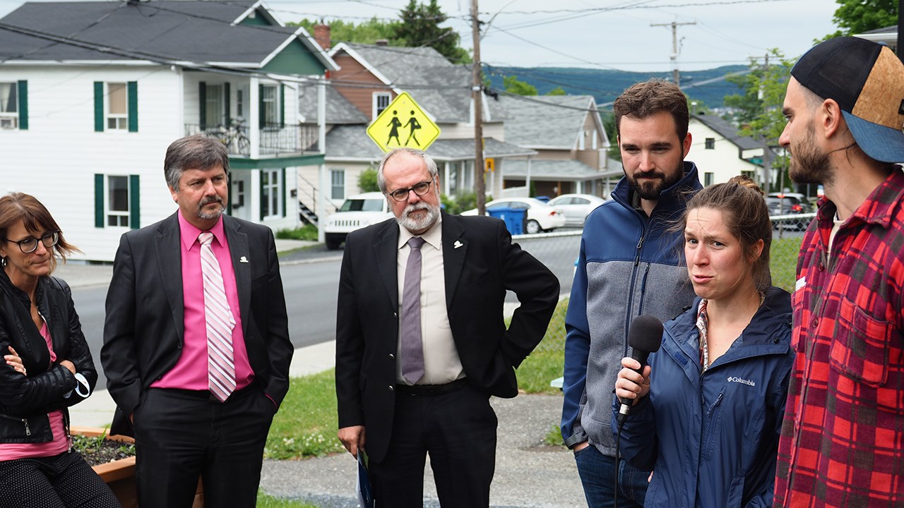 À droite, trois membre de l'organisme les Jardins communautaires de Saint-Georges : Jean-Philippe Bégin, Marie Beauchesne et Michel Baillargeon