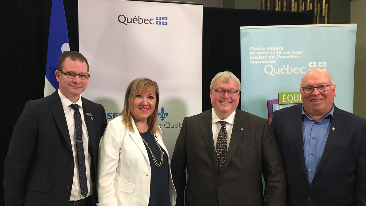 De gauche à droite : M. Patrick Simard, président-directeur général adjoint, Mme Brigitte Busque, présidente du C. A. du CISSS de Chaudière-Appalaches, M. Gaétan Barrette, ministre de la Santé et des Services sociaux, et M. Denys Légaré, président-directeur général de la Fondation Hôtel-Dieu de Lévis.
