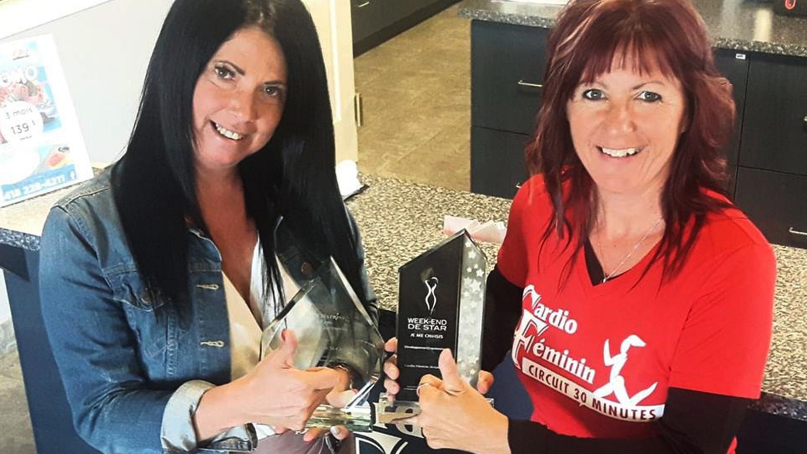 Mme. Valérie Fortin remettant le trophée à Vicky Fortin