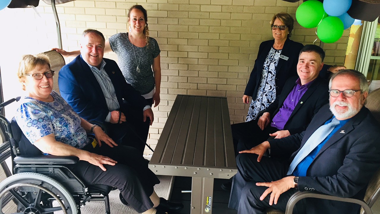 Une résidente, Carmen Mathieu, en compagnie du député de Beauce–Sud, Paul Busque, Claudia Morin, technicienne en loisirs, Pauline Pépin, présidente du comité de résidents du CHSLD Richard Busque, Normand Roy, préfet de la MRC Beauce-Sartigan, et Claude Morin, maire de Saint-Georges.