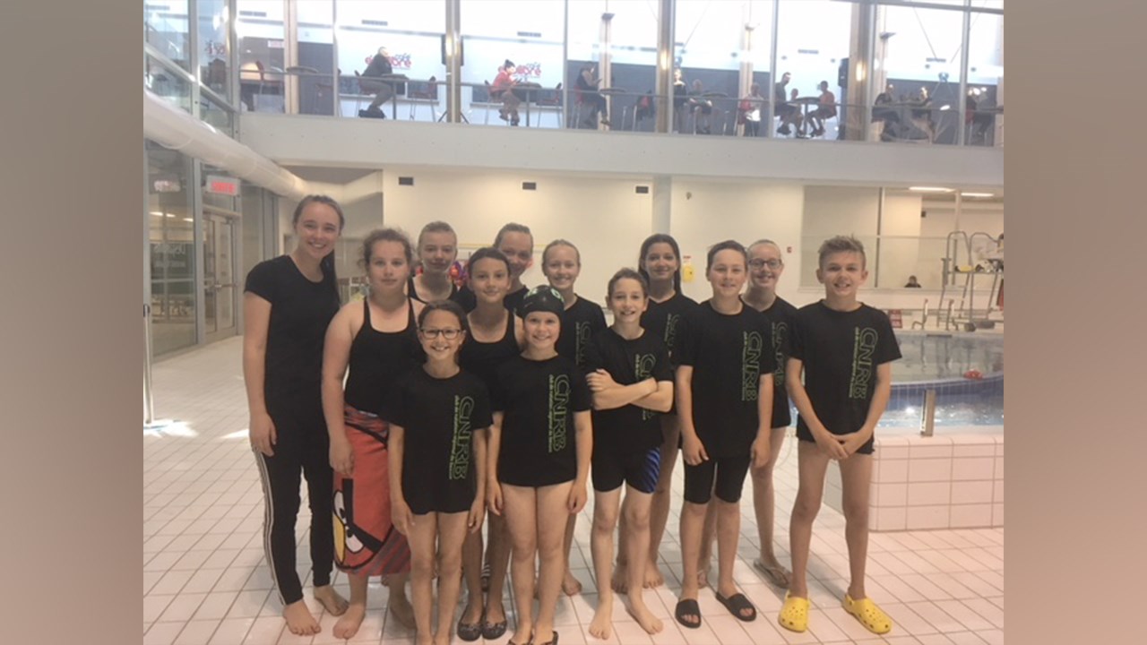 Une partie des nageurs présents à la finale de l’ANQA. De gauche à droite : Laura Talbot (entraîneure), Agathe Duchesne, Maelli Toulouse, Rosalie Vachon, Maude Frenette, Arianne Marcoux, Marianne Fortin, Anne Poulin, Jason Bolduc, Mathilde Sirois, Julien Rhéaume, Sara Poulin et Jérémy Dulac.
