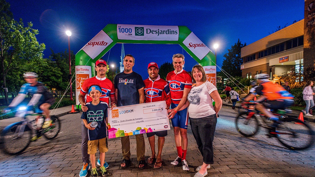 Olivier Pedneault pose en compagnie de Guy Carbonneau, Gilles Pedneault, enseignant d’éducation physique, Francis Bouillon, Sylvain Loiselle, et Nancy Brochu directrice de l’école. 
