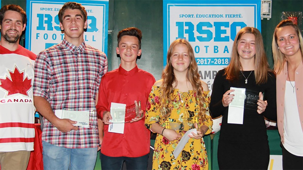 Frédéric Létourneau (organisateur du gala), Jacob Gosselin, William Poulin, Mély-Ann Paradis, Lorie Tanguay (athlètes masculin et féminin 1er et 2e cycle) et Marie-Philippe Poulin (présidente d'honneur du gala sportif).