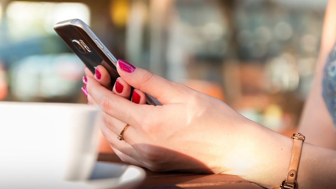 Cellulaire au volant : le gouvernement serre la vis 
