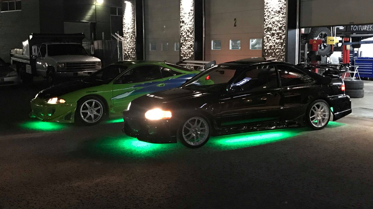 Deux des trois répliques des voitures tirées du film Fast & Furious,