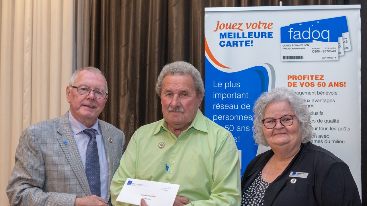De gauche à droite , Rosaire Roy, président de la FADOQ des régions de Québec Chaudière-Appalaches, Michel Grenier, président du club, Danielle Morin, membre du conseil d'administration.