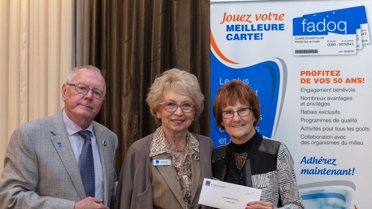 De gauche à droite, Rosaire Roy, président de la FADOQ des régions de Québec Chaudière-Appalaches, Suzanne Fortin, représentante secteur Nouvelle-Beauce, Ghislaine Breton, présidente du club.
