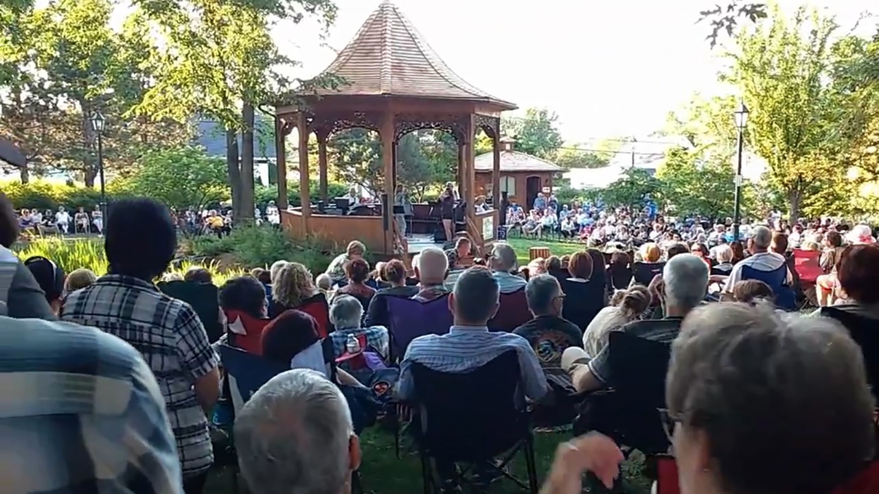 Notre vidéaste junior Pascal Goyette présente le spectacle Lyne Giroux et les Sylverstars