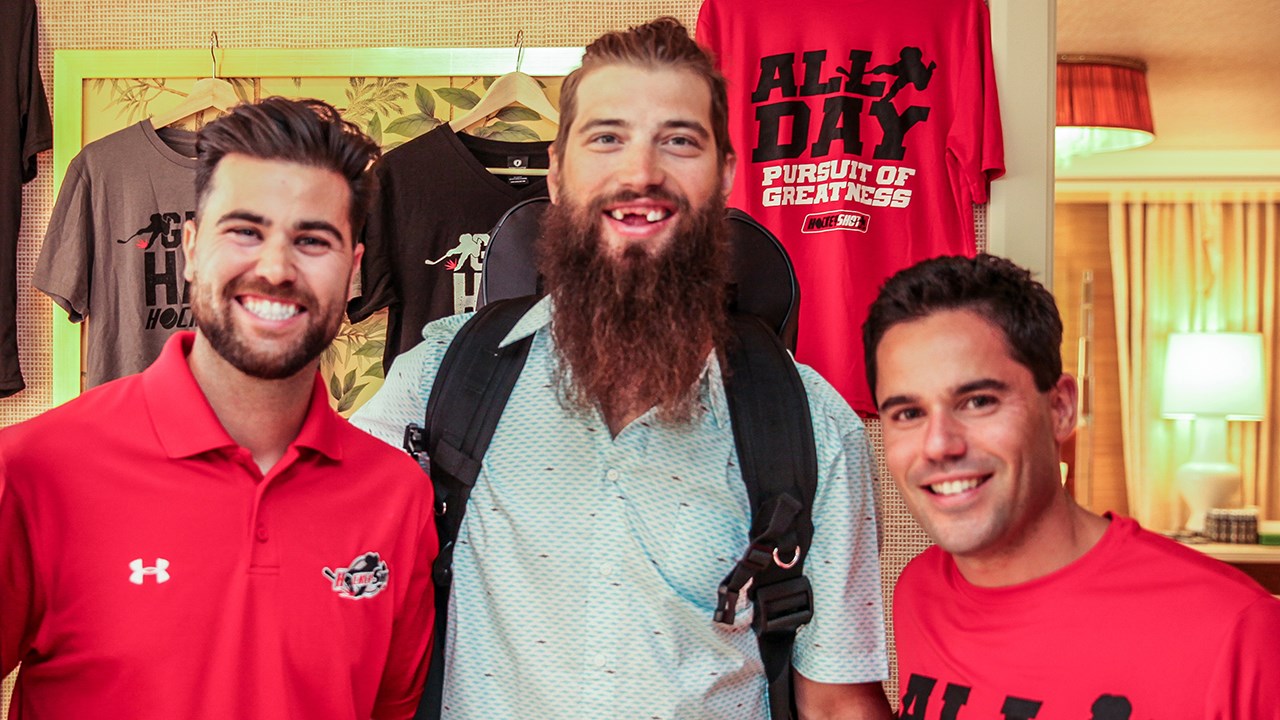 De gauche à droite : Alex Fortin, vice-président de la compagnie, le hockeyeur Brent Burns et le président de HockeyShot, Jean-Pierre Brun.