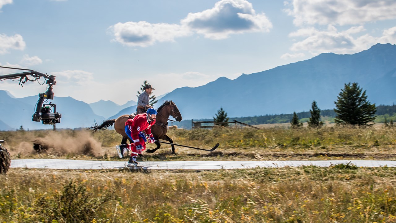 Shea Webber course contre un cheval sur une surface synthétique de HockeyShot pour une publicité de McDonald.