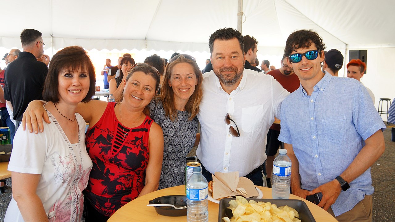 Plus de 150 membres de l’équipe de TELUS de La Beauce ont participé à un barbecue estival pour souligner les accomplissements et l’excellent travail des employés de la région. Sur la photo de gauche à droite : Les membres de l’équipe TELUS de La Beauce, Chantal Vallières, Julie Matthews et Allison Brière, sont accompagnées de Eric Legault (vice-président, Livraison de services, TELUS Québec) et Benoit Simard (vice-président, Marketing affaires et Solutions clients, TELUS).