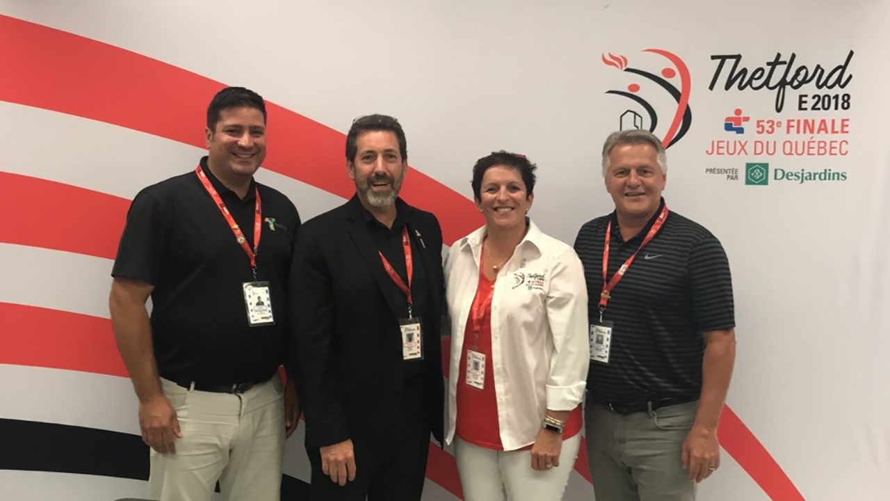 Marc-Alexandre Brousseau, maire de la Ville de Thetford Mines, Michel Allen, président de SPORTSQUÉBEC, Guylaine Dubuc, présidente du conseil d’administration ainsi que Laurent Lessard, député de Lotbinière-Frontenac, ministre de l’Agriculture, des Pêcheries et de l’Alimentation, ministre responsable de la région du Centre-du-Québec.