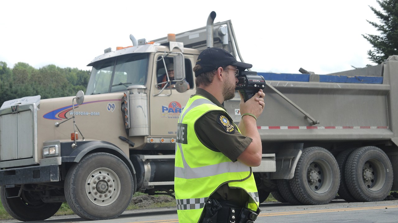 Les policiers de la SQ protègent les travailleurs sur les chantiers routiers