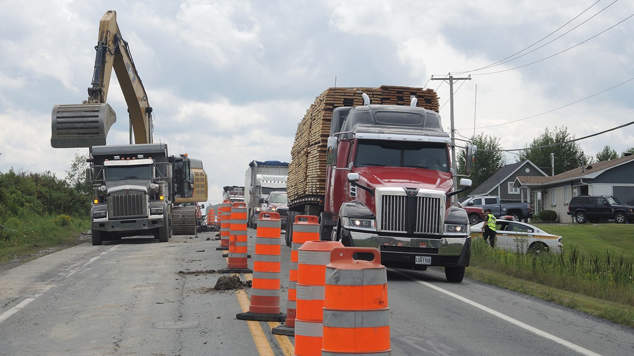 Les policiers de la SQ protègent les travailleurs sur les chantiers routiers