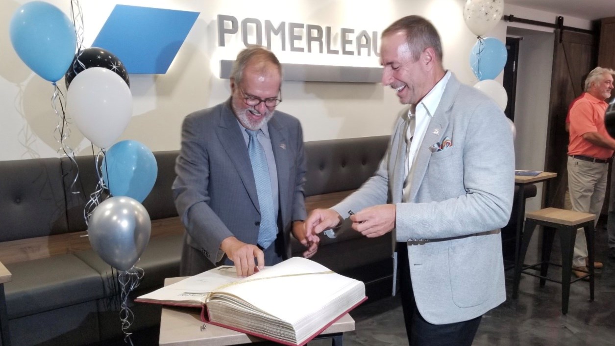 À gauche, le maire de St-Geoges, Claude Morin. À droite, le PDG de Pomerleau, Pierre Pomerleau.