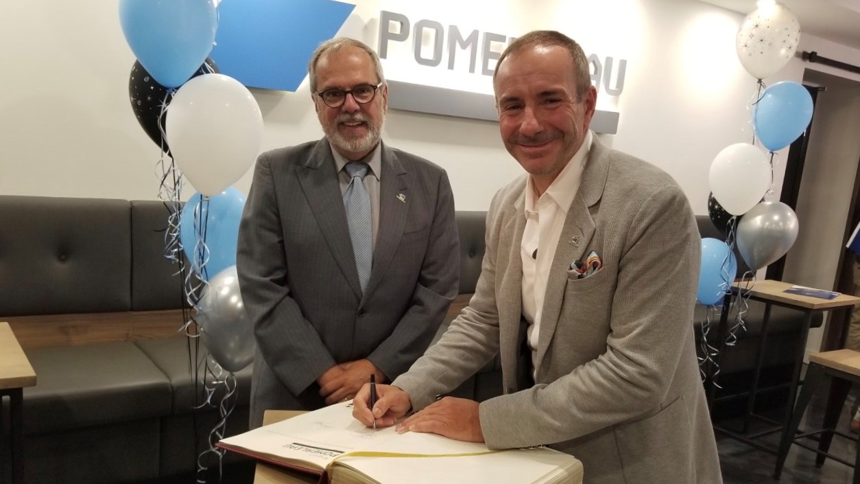 À gauche, le maire de St-Geoges, Claude Morin. À droite, le PDG de Pomerleau, Pierre Pomerleau.