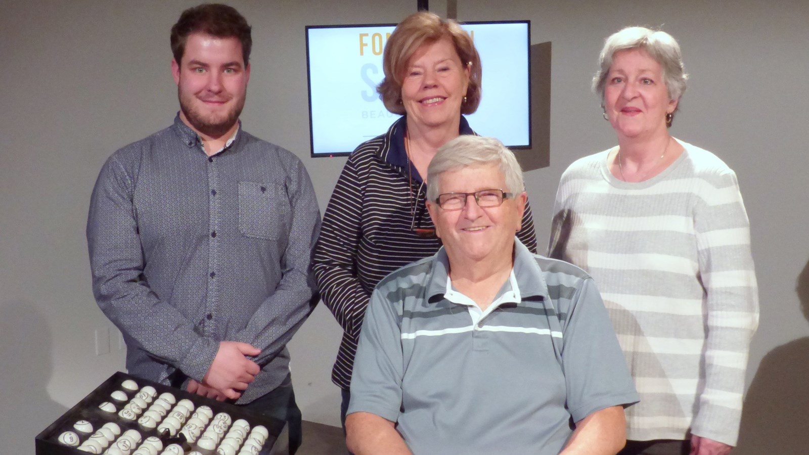Quelques bénévoles de l’an dernier : monsieur Pier-Olivier Busque, metteur en ondes, mesdames Suzanne Gilbert, Monique Roy, et, à l’avant, monsieur Daniel Lessard, animateur. Étaient absents : mesdames Dominique Poulin et Marie-Andrée Morissette ainsi que monsieur Réjean Joly.