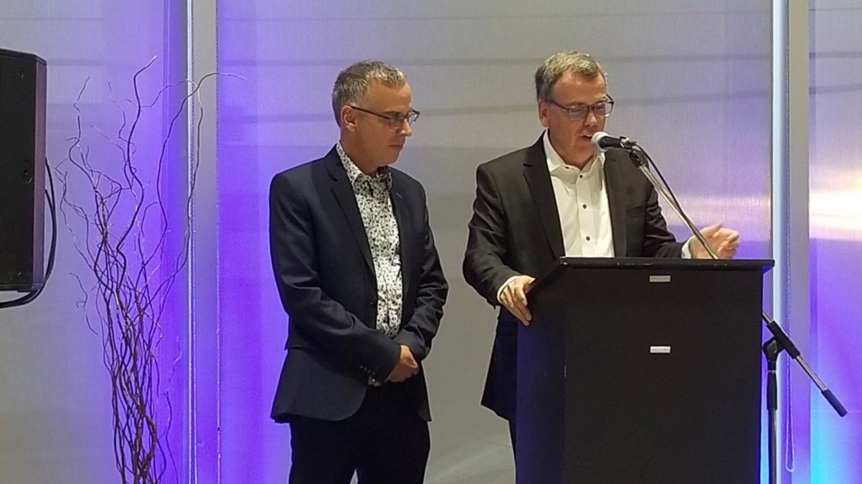 Le directeur général d'Hyundai Beauce, Bernard Lessard, à droite, et son frère Pierre Lessard, à gauche.