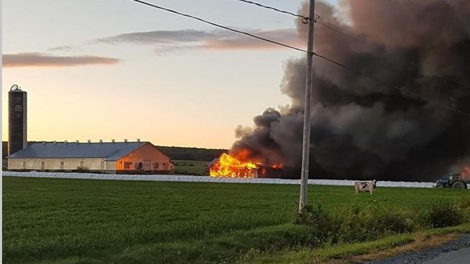 Un feu détruit un bâtiment de ferme à St-Honoré