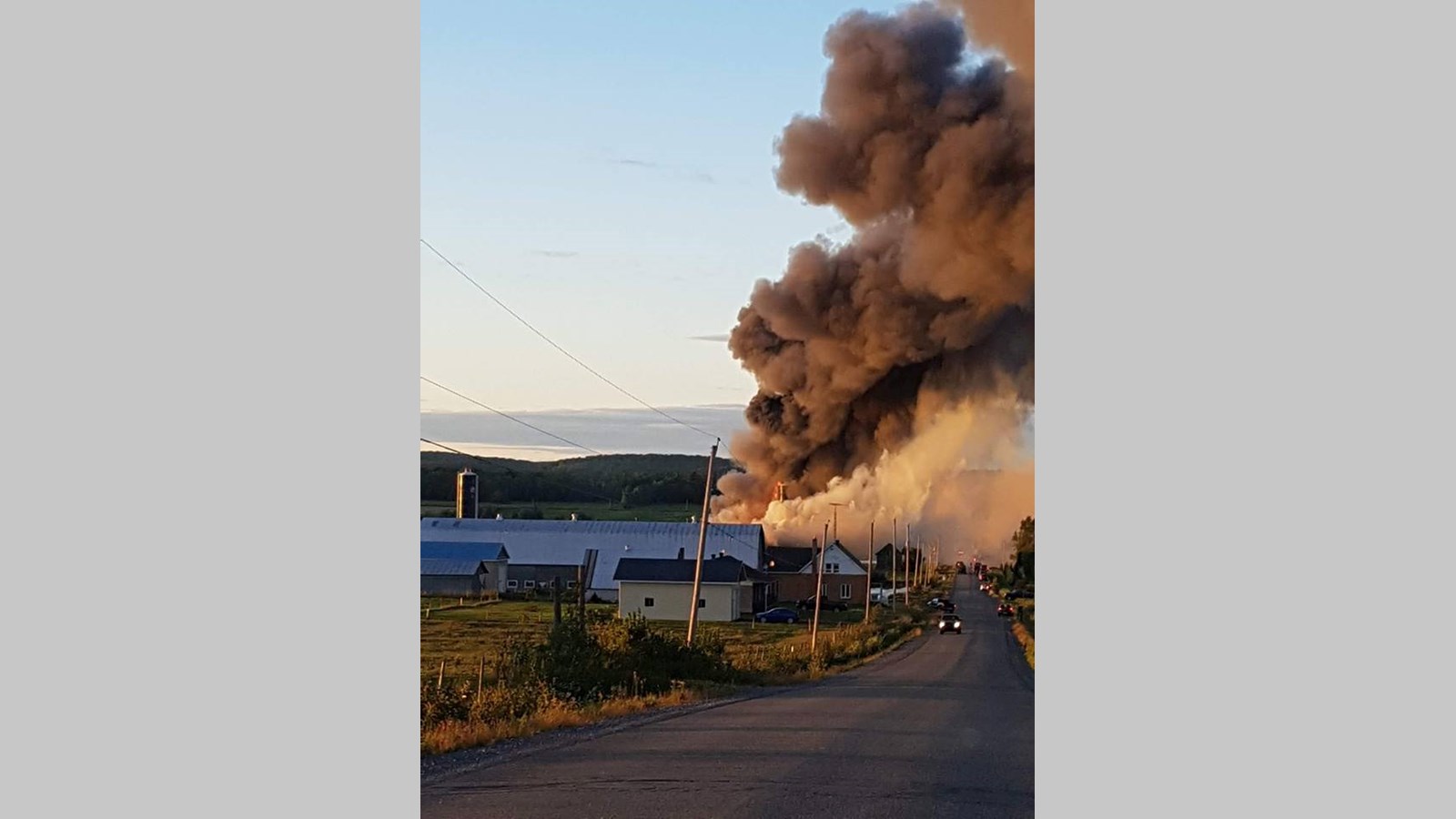 Un feu détruit un bâtiment de ferme à St-Honoré