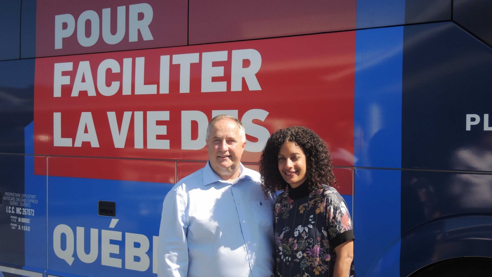 Paul Busque, député de Beauce-Sud, et Dominique Anglade, ministre de l'Économie, de la Science et de l'Innovation en face de l'autobus de campagne du Parti libéral du Québec.