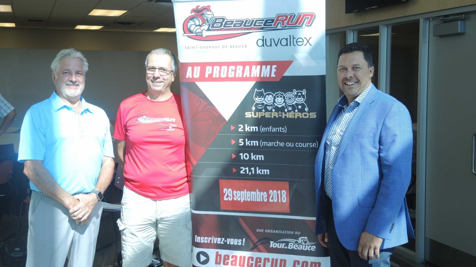 Serge Thomassin, conseiller municipal en remplacement du maire de St-Georges, Francis Rancourt, de l'organisation du Tour de Beauce, et Hugo Proulx, vice-président ressources humaines chez Duvaltex.