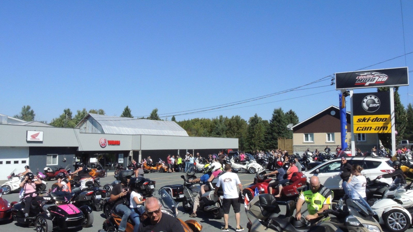 EN IMAGES : 150 motocyclistes se donnent rendez-vous pour le cancer du sein