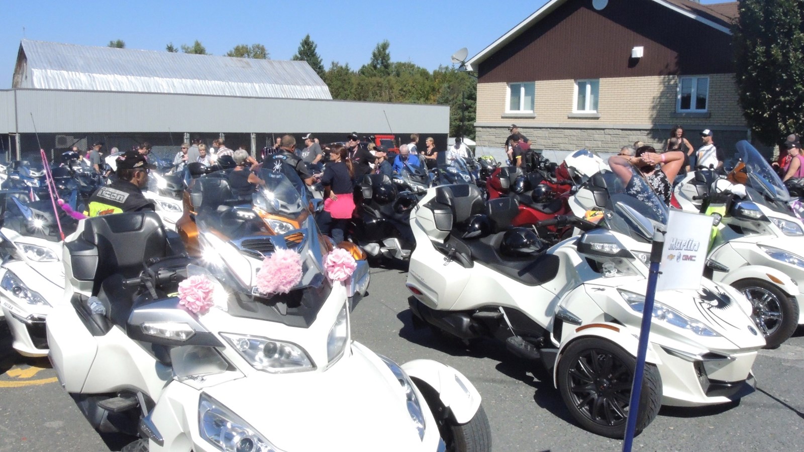 EN IMAGES : 150 motocyclistes se donnent rendez-vous pour le cancer du sein