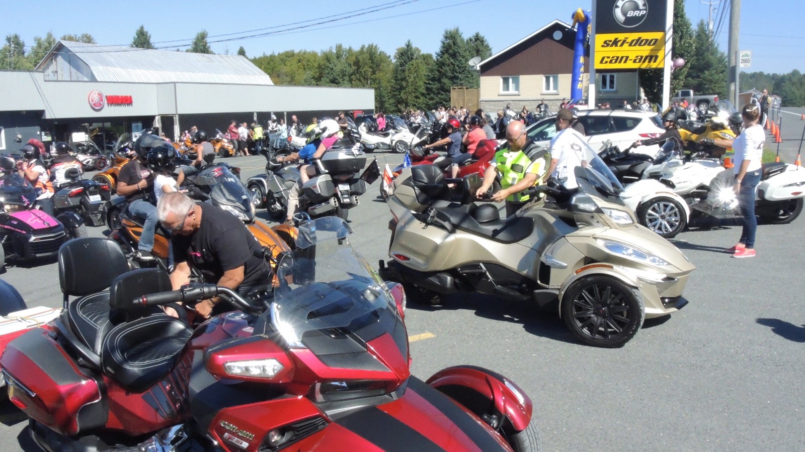 EN IMAGES : 150 motocyclistes se donnent rendez-vous pour le cancer du sein